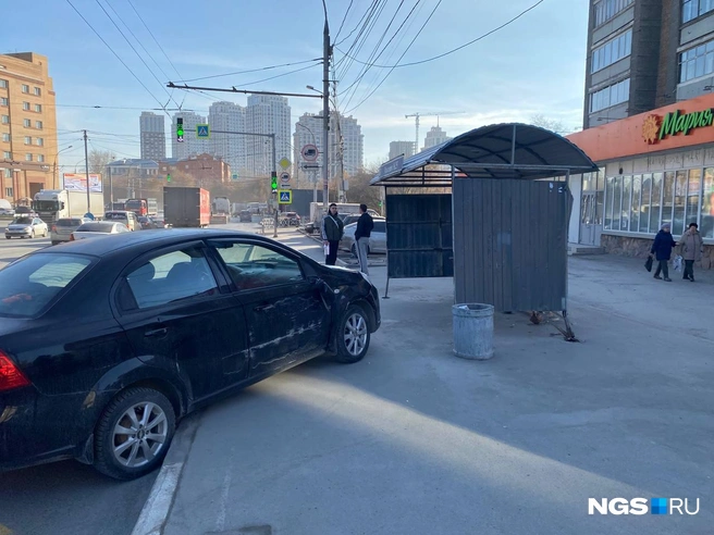 Предварительно, женщина перепутала педали тормоза и газа, а после влетела в остановку «Тоннельный спуск» (ранее называлась «Магазин № 25») | Источник: Анастасия Хрипушина / NGS.RU