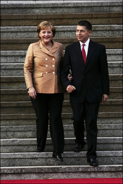 В тени, да не в обиде: непубличные мужья Меркель, Псаки, Захаровой и других женщин в политике