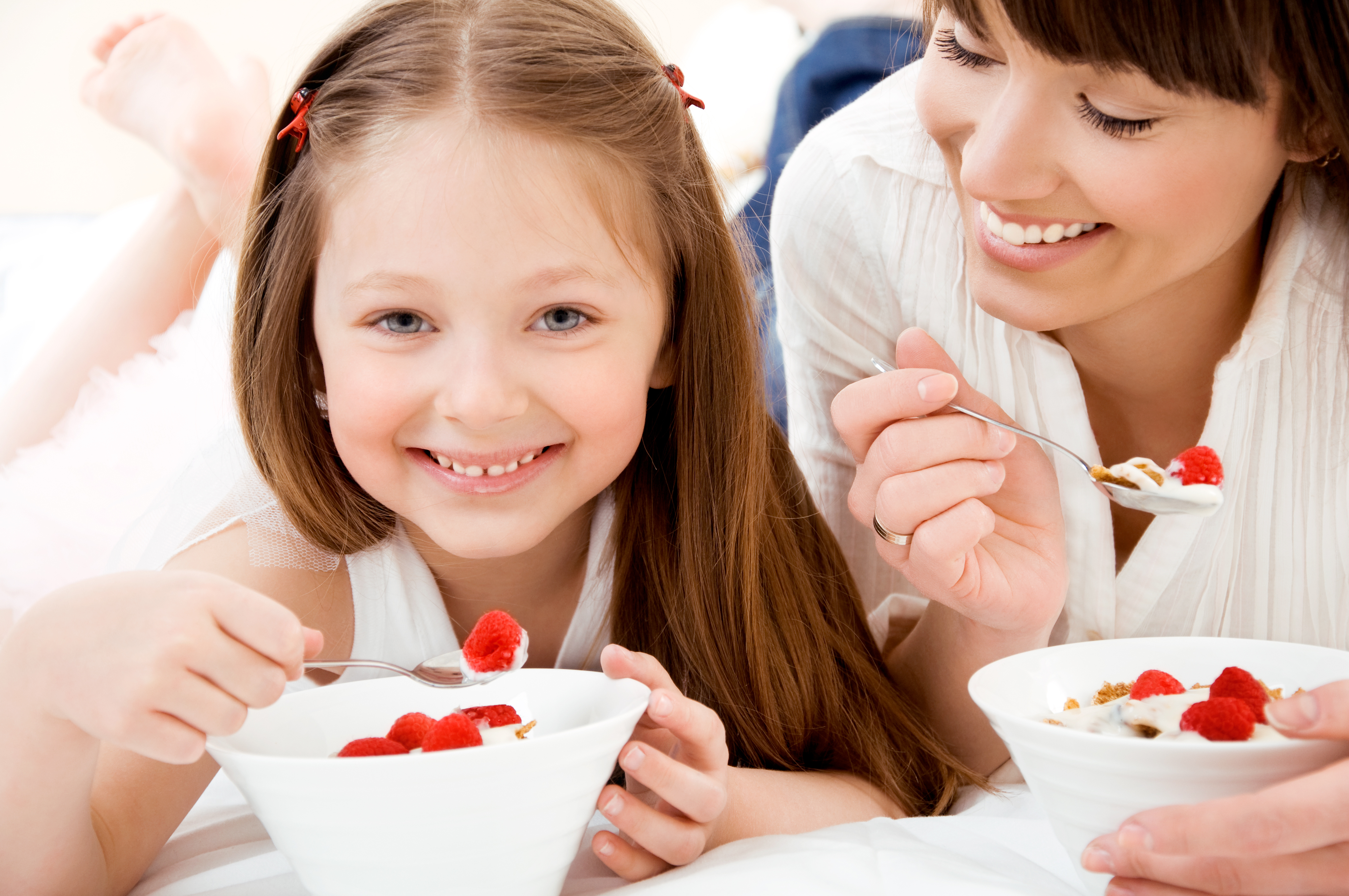 Йогурт для детей. Ребенок ест йогурт. Семья ест йогурт. Ребенок ест творог. Завтрак с молоком детский