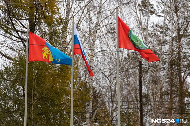 Флаги возле администрации | Источник: Мария Ленц / NGS24.RU
