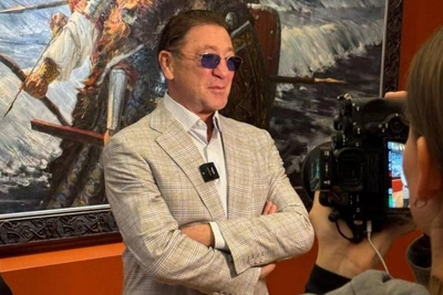 «Что мы развелись — это трагедия»: Лепс милуется с бывшей женой на семейном торжестве — видео