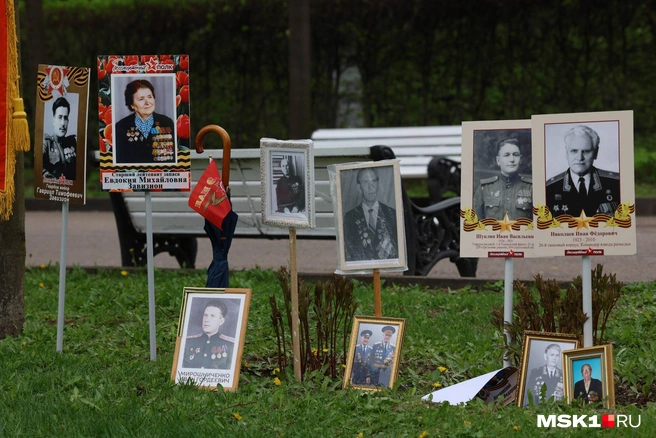 Люди пришли с фотографиями родных фронтовиков | Источник: Артём Устюжанин / MSK1.RU