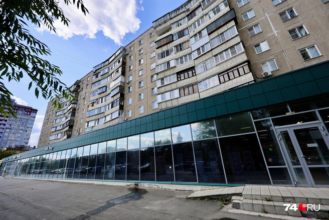 Владельцы торгового комплекса на первом этаже отсудили снижение расходов на общедомовые нужды. Отдуваться придется жильцам | Источник: Наталья Лапцевич 