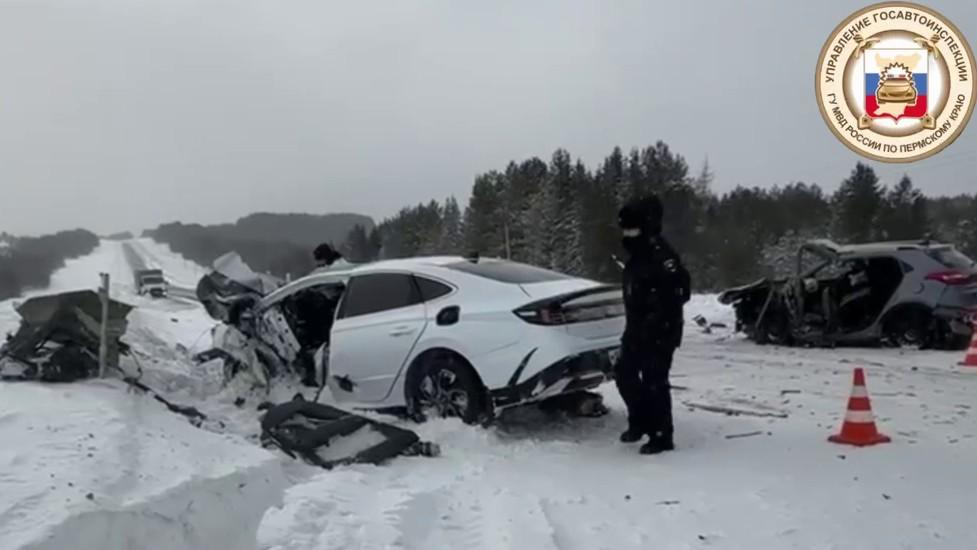 На трассе под Кудымкаром лоб в лоб столкнулись два Hyundai, погибли пятеро: видео с места ДТП