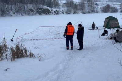 Спасатели пресекли незаконную прорубь на карьере Горский