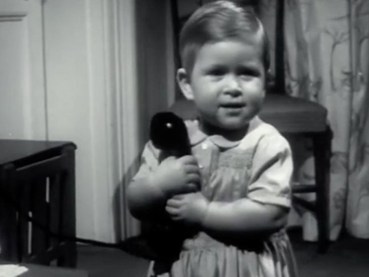 До слез: в Сети обсуждают самое милое видео с маленьким принцем Чарльзом, который скучает по маме