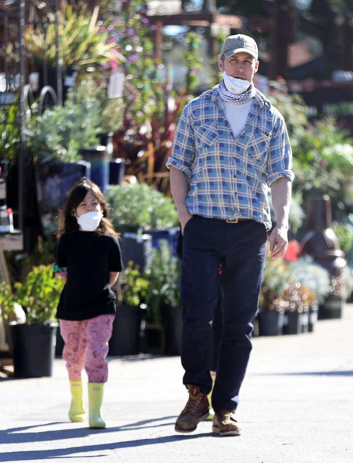 Фото №2 - Райан Гослинг на прогулке с «маленькими копиями» своей жены Евы Мендес