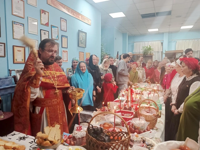 В храме иконы Иверской Божией матери в праздник Пасхи | Источник: ХРАМ ИВЕРСКОЙ ИКОНЫ БОЖИЕЙ МАТЕРИ / vk.com