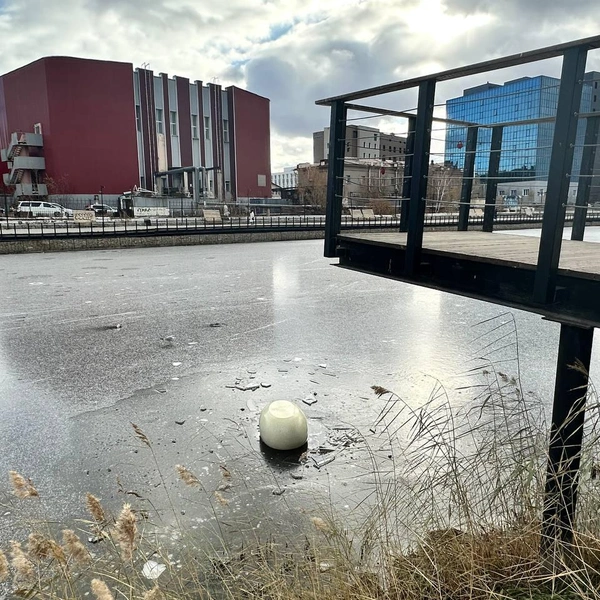 Арт-объект в виде камня в озере | Источник: Илья Константинов / T.me