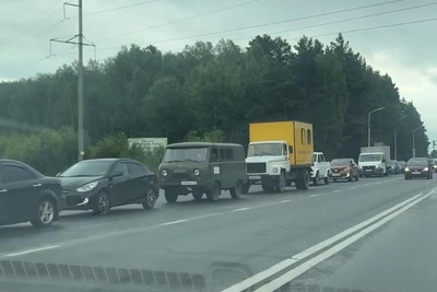 Более 30 машин стоят в очереди на АЗС под Тюменью