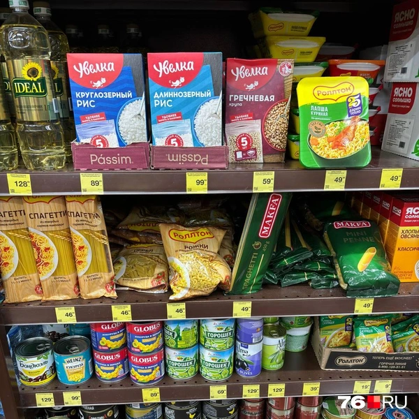 На полке аккуратно расставлены консервы, макароны, крупы и бутылки с растительным маслом | Источник: Ксения Ткаченко / 76.RU