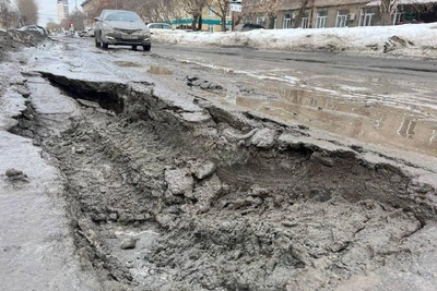 В Новосибирске на дороге образовались огромные ямы