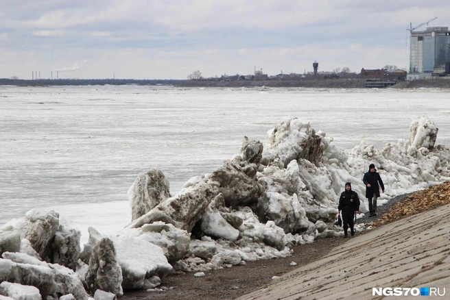 Сотрудница полиции уводит молодого человека с опасной зоны | Источник: Варвара Фролова / NGS70.RU
