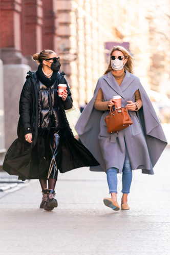 Какую верхнюю одежду сейчас носят самые модные девушки Нью-Йорка?