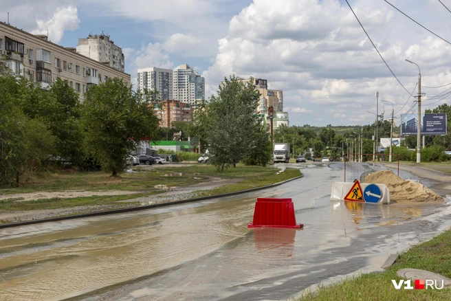 Потоки воды по Пархоменко стекают к улице Хиросимы | Источник: Константин Завриков / V1.RU