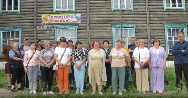 Даже дождь не остановил людей от записи обращения | Источник: из видео, предоставленного жителями
