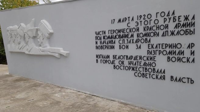 Памятник у «Авроры» | Источник: Юрий Родригез