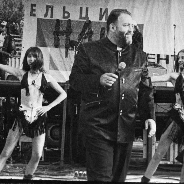 В кадре&nbsp;— стадион «Звезда» и 1996 год. Песне про третье сентября два года, но до попадания в мемы еще далеко. А вот Михаил Шуфутинский уже хорошо известен, поэтому его пригласили поучаствовать в концертном туре в поддержку Ельцина | Источник: А. Ердяков / Госархив Пермского края