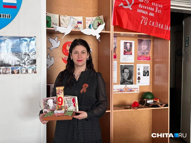 Светлана, правнучка Соломона Гиршевича. В руках&nbsp;— поделка ее 10-летней дочери, мемориал прапрадедушки, который она смастерила для прабабушки в качестве альтернативы «Бессмертному полку» | Источник: Александр Хамраев / CHITA.RU