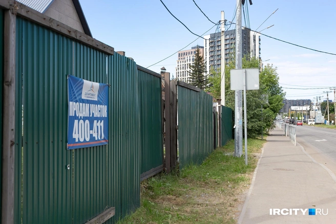 СНТ расположено чуть в стороне от оживленной улицы Советской | Источник: Даниил Конин / «ИрСити»