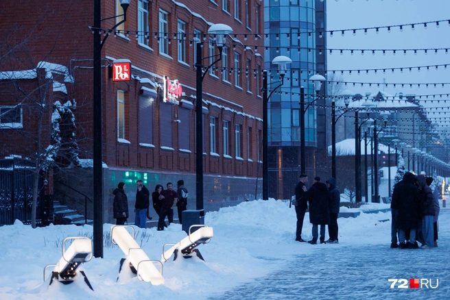 Пока одни работают или спят, другие тусуются  | Источник: Ирина Шарова / 72.RU