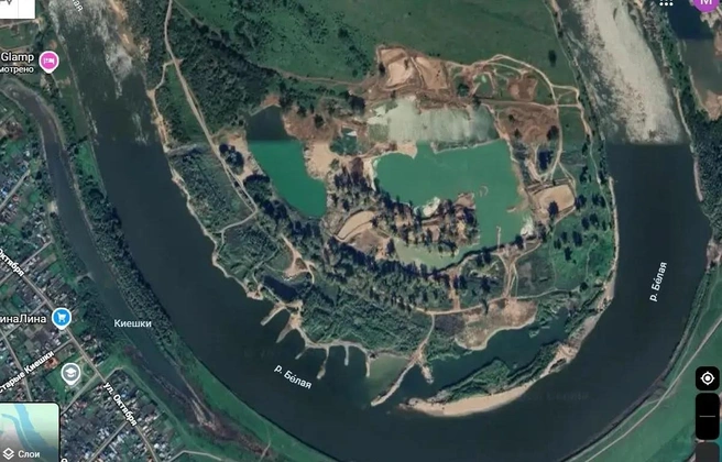 По карте видно, что песчаные карьеры изъели берег | Источник: google.com/maps