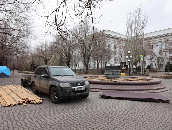 Вокруг фонтана отсутствуют защитные ограждения. | Источник: Алексей Волхонский / V1.RU