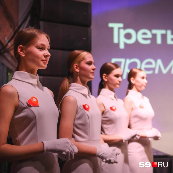 Дипломы выносили прекрасные девушки | Источник: Андрей Чунтомов / 59.RU