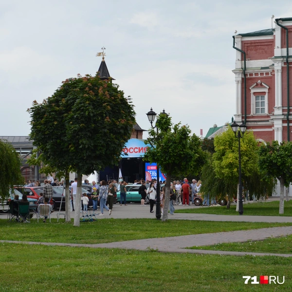 При этом в кремле также были сотни людей, пришедших посмотреть на редкие авто | Источник: Максим Улитов / 71.RU