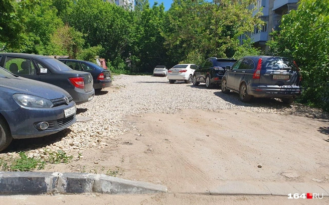 На некоторых парковках могут избить за место | Источник: Семен Коротов-Майбах / 164.RU