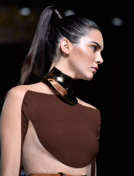 Лоснящийся высокий хвост как на показе Balmain также отличный вариант для тех, кто не хочет особенно заморачиваться с прической.