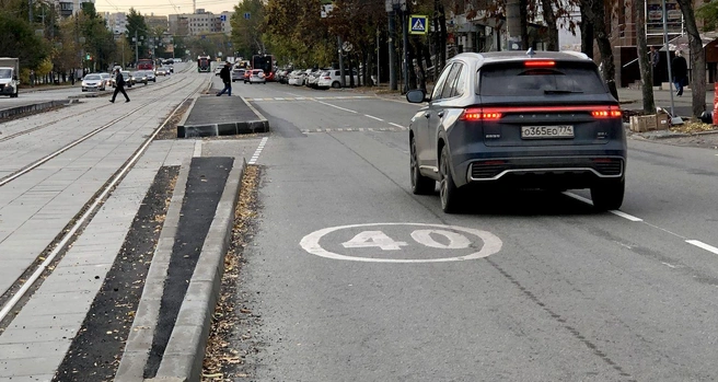 Место вылета Audi: судя по всему, его водитель ехал гораздо быстрее разрешенных здесь 40&nbsp;км/час, поскольку отлетел за остановку (примерно туда, где запаркован белый VW Golf) | Источник: Артем Краснов