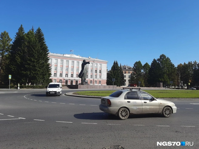 Памятник, а сразу за ним — администрация закрытого города | Источник: Анастасия Харламова / NGS70.RU