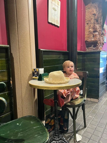 29-летний отец работает вахтой на круизном лайнере. Это не помешало ему подарить дочке счастливое детство