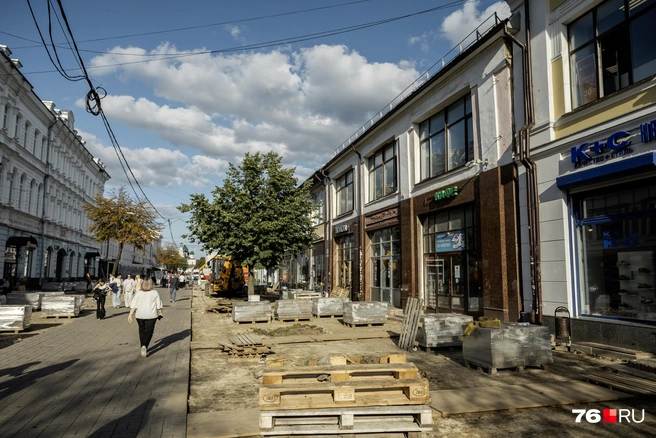 К магазинам и кафе с правой стороны улицы обустроили временные проходы | Источник: Александр Куренной / 76.RU