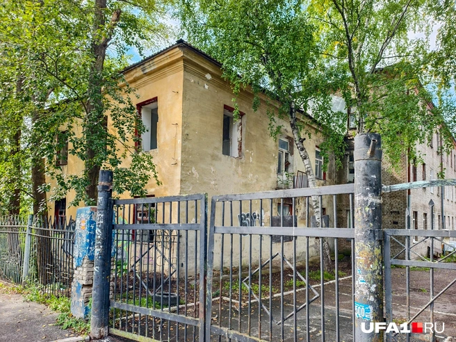 Главный вход на эту самую территорию | Источник: Булат Салихов / UFA1.RU