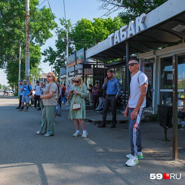 На соседней остановке тоже много людей | Источник: Тимофей Калмаков / 59.RU