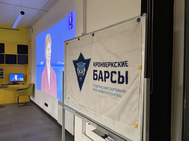 Флаг студенческого спортивного клуба ИТМО. Участники клуба «Кронверкские барсы» занимаются фигурным катанием под руководством выпускницы Ольги. | Источник: Милена Солдатенко / «Фонтанка.ру»