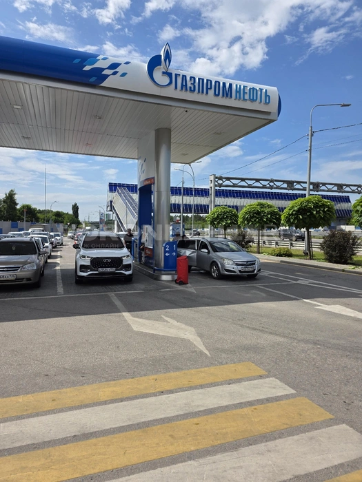 Один из водителей попытался незаметно залить бензин в канистру на заднем сиденье автомобиля | Источник: Ирина Булгакова / Voronezh1.ru