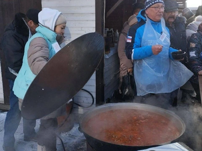 Для гостей праздника сварили 300 порций борща | Источник: официальный телеграм-канал Правительства Омской области