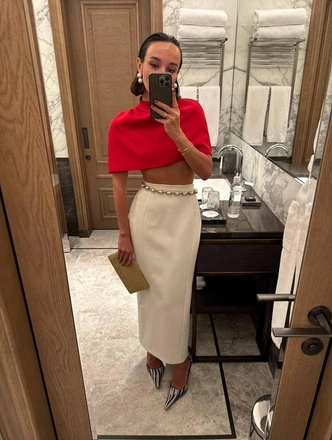 Этой зимой мы носим укороченные кейпы со всем: на платьях, пальто и даже на голое тело Этой зимой мы носим укороченные кейпы со всем: на платьях, пальто и даже на голое тело