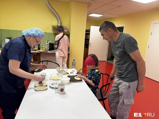 Нурзиля в центре реабилитации лепит беляши — это, кстати, тоже помогает, восстанавливает моторику, движения рук | Источник: Елена Панкратьева / E1.RU