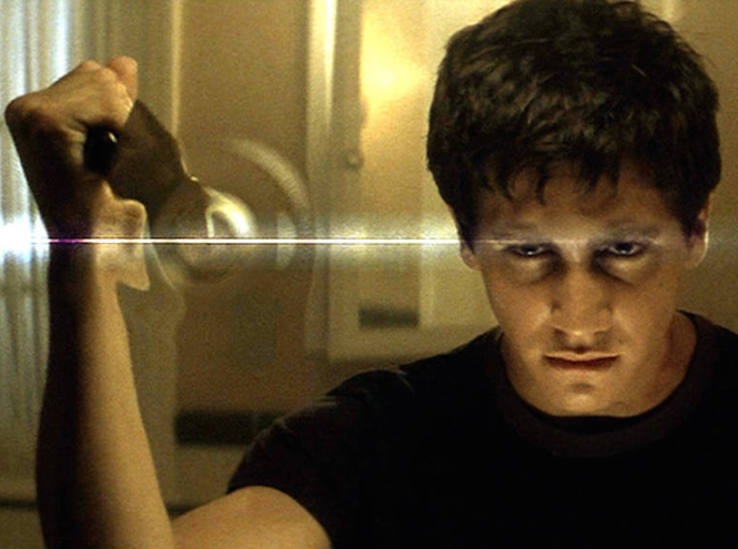 «Донни Дарко» (реж. Ричард Келли, 2001 г.) ─ старшеклассник Донни, оказывающийся в центре мистического круговорота событий а-ля «Твин Пикс»