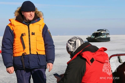 Рыбаки рискуют на тающем льду, несмотря на запреты