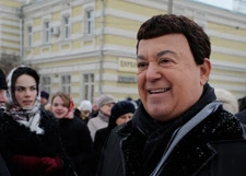 Иосиф Кобзон открыл ледяную горку в центре Москвы