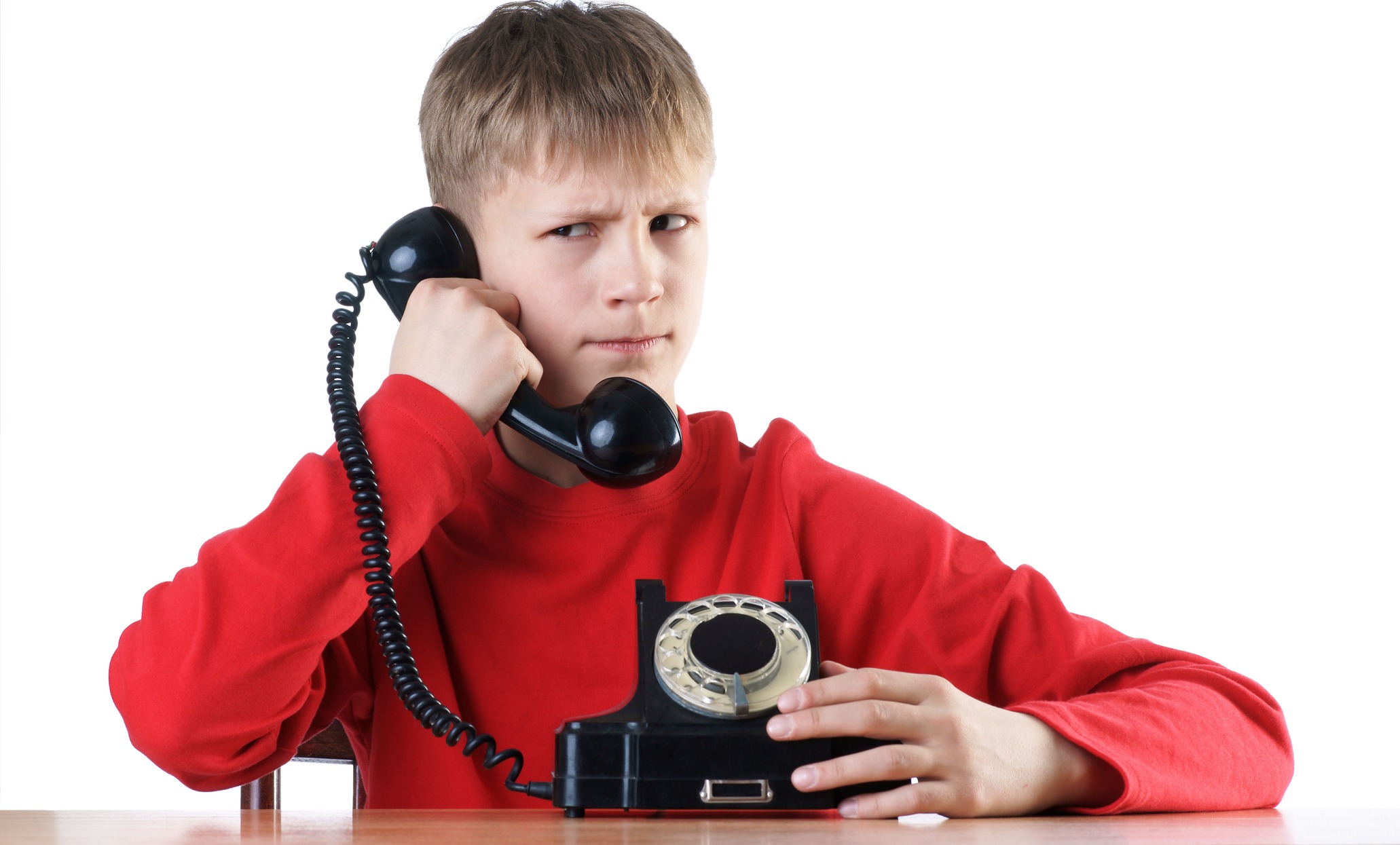 Переписываться и звонить. Мальчик с телефоном. Подросток с телефоном. Школьник звонит. Подросток разговаривает по телефону.