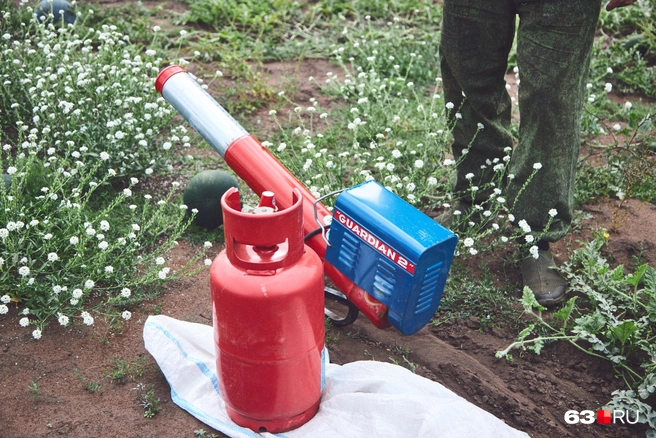 Бабахает эта штука мощно, в первый раз мы даже испугались. А Абрамовы привыкли и внимания на громкий звук не обращают | Источник: Роман Данилкин / 63.RU