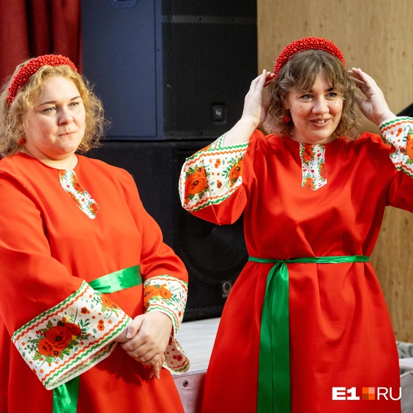 Евгения (культорганизатор) и Ксения (методист) Дома культуры окончили один педагогический колледж в Екатеринбурге и вернулись в Таборы | Источник: Владислав Лоншаков / E1.RU