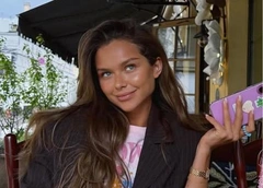 «А что с ней стало? Она же вроде нормальная была»: Стеша Маликова в дерзком образе посмеялась над собой