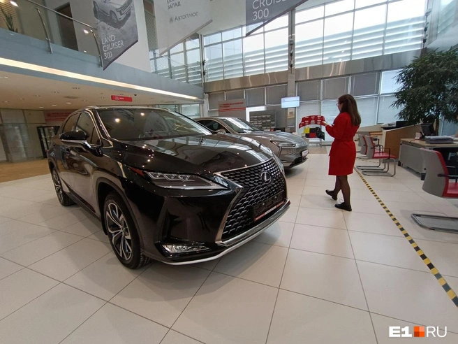 Черный Lexus в салоне | Источник: Владислав Лоншаков / E1.RU